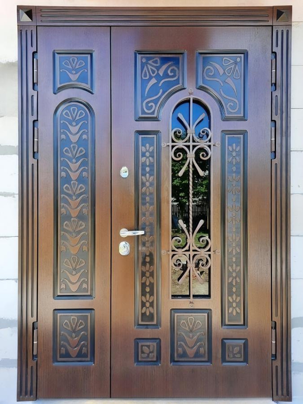 Полуторная уличная дверь