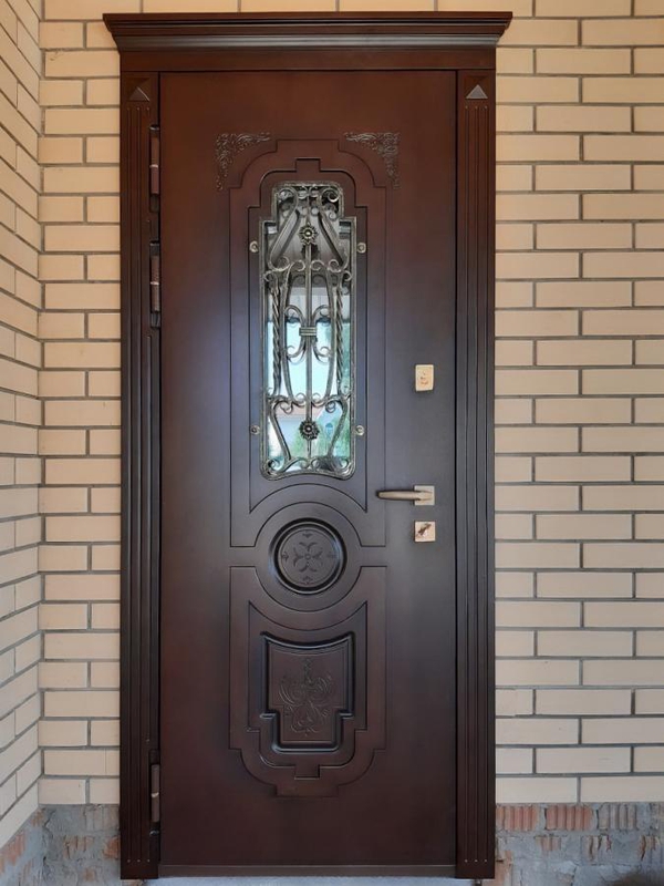 Уличная дверь с ковкой