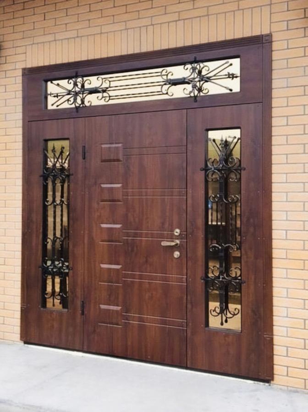 Парадная дверь со стеклами