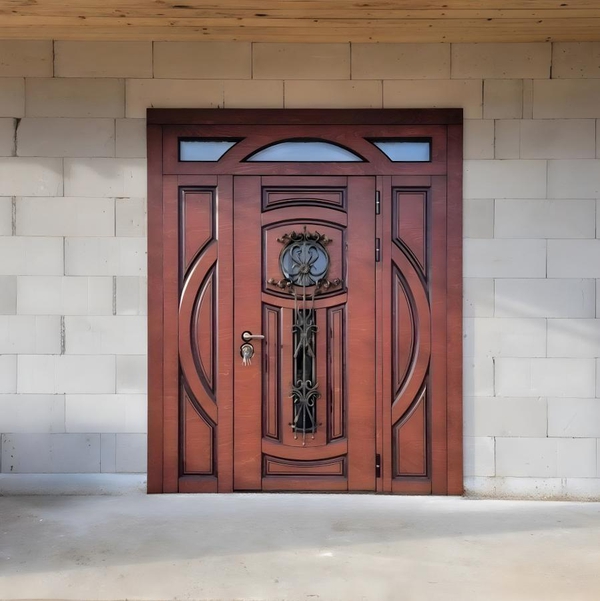 Парадная нестандартная дверь