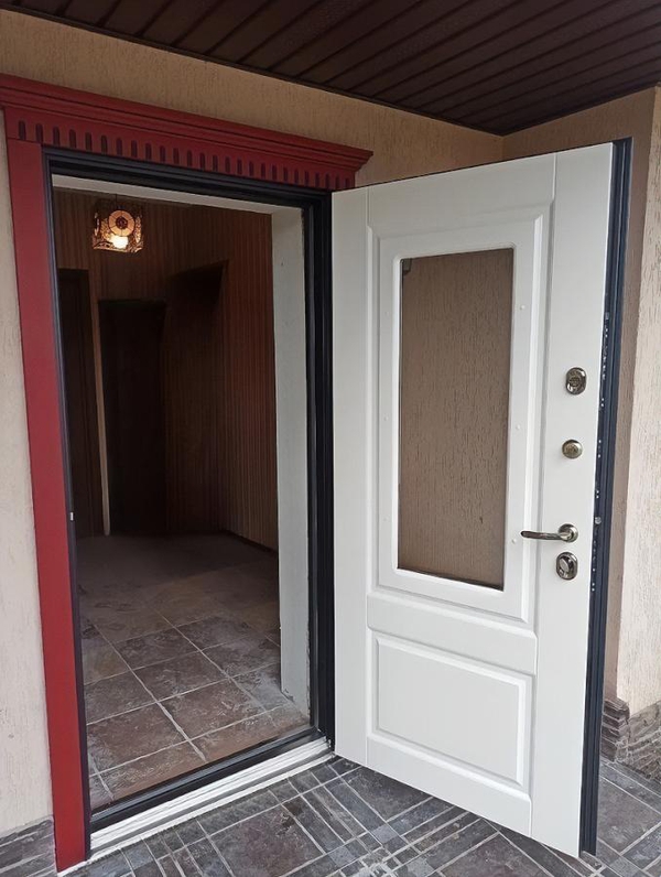 Дверь со стеклом и карнизом