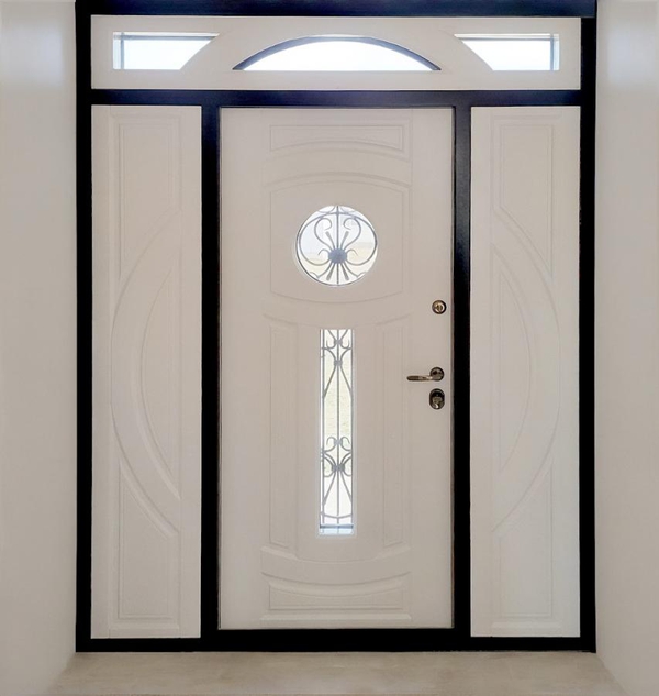 Нестандартная дверь со стеклами