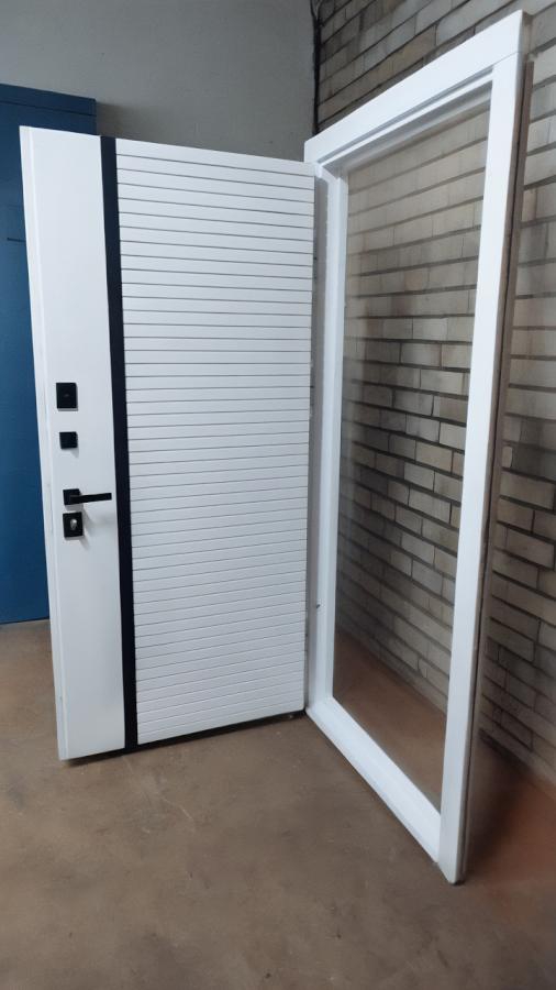 Белая с полосой