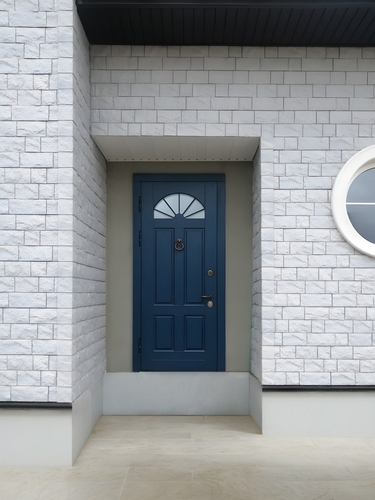 С окном и кнокером