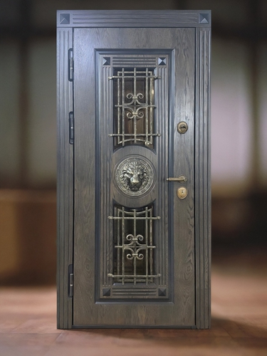 Дверь с решетками и стеклами