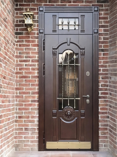 С фрамугой и ковкой