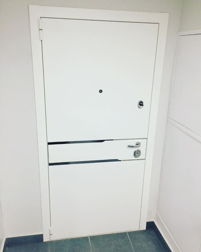 Белая дверь с зеркалом