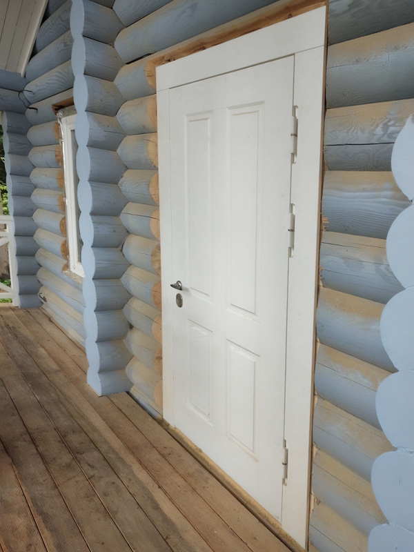 Дверь для загородного дома