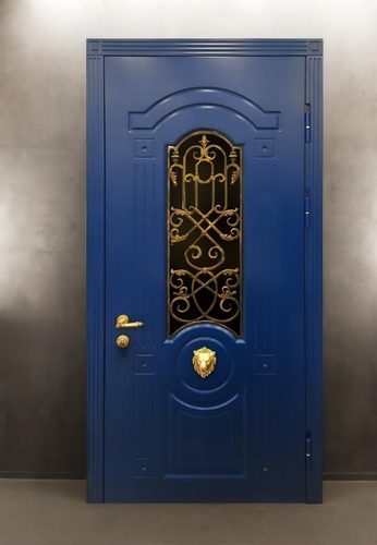 Дверь синего цвета
