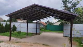 Двускатный автомобильный навес с крышей из профнастила