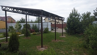 Навес односкатный с крышей из профнастила для дачи