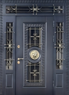 Парадная термодверь с решетками, чеканкой «лев» и остеклением (отделка панелями МДФ RAL)