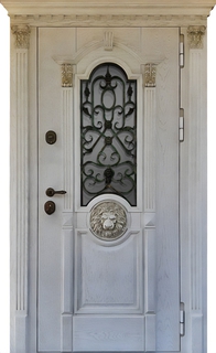 Стальная остекленная термодверь с карнизом, ковкой и резьбой (МДФ с патиной)