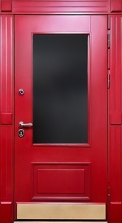 Остекленная входная термодверь с латунным отбойником (красные плиты МДФ RAL)